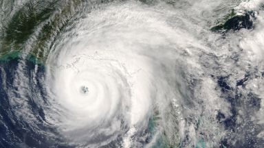 Ураганът Рослин връхлетя Мексико като буря от трета категория