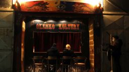 Чешки артисти предлагат представления "на витрина" заради пандемията