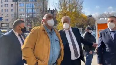 Държавата не трябва да спира човек по човек който е