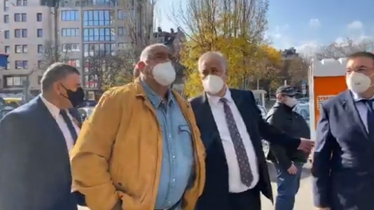 Държавата не трябва да спира, човек по човек, който е