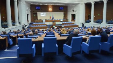 Дефицитът на сектор Държавно управление на годишна основа се допуска