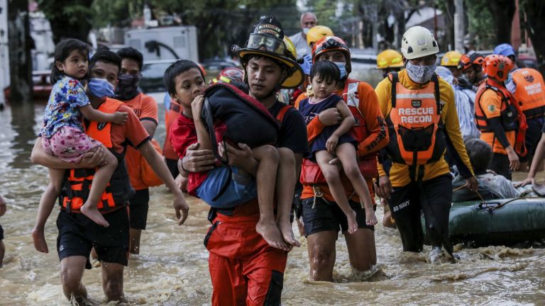 Филипинските власти спешно изпратиха днес помощ на хиляди хора, засегнати