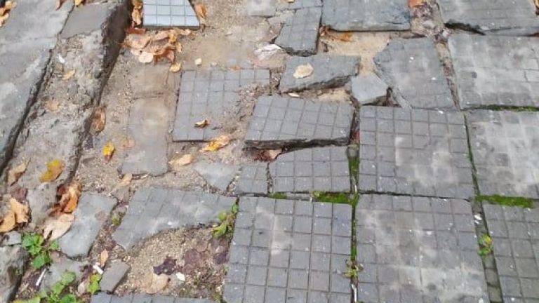 Пенсионерка стана поредната жертва на разбит тротоар край училище в