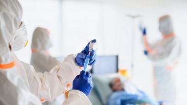 До края на ноември починалите от коронавирус може да достигнат