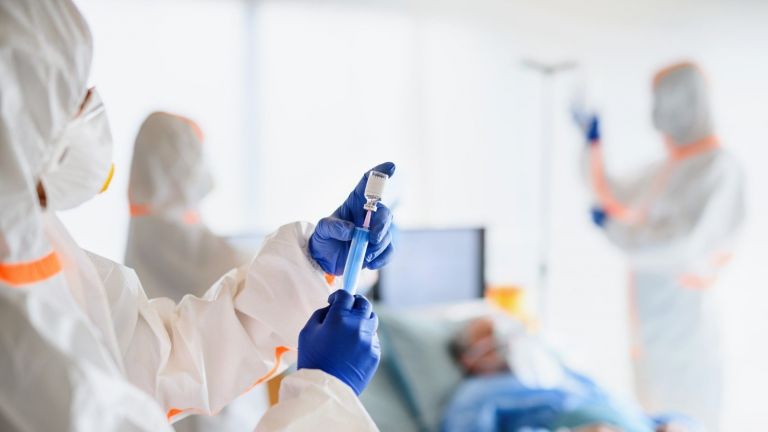 До края на ноември починалите от коронавирус може да достигнат