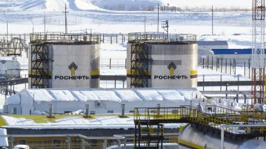 Според източника в поразените нефтохранилища са съхранявани 26 000 кубични