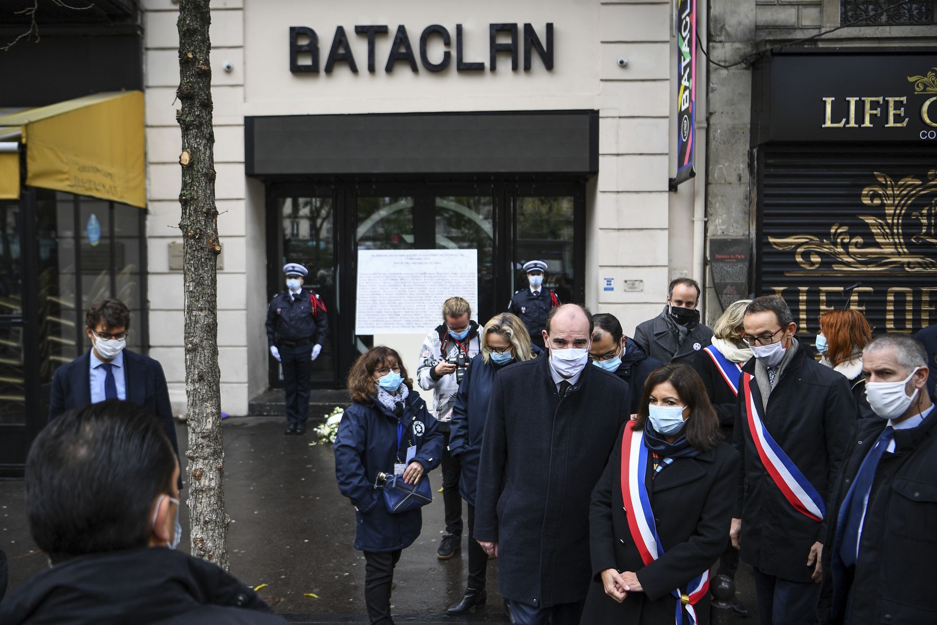  Премиерът Жан Кастекс, кметът на Париж Ан Идалго, представители на обществеността поставиха венци на местата на терористичните актове 