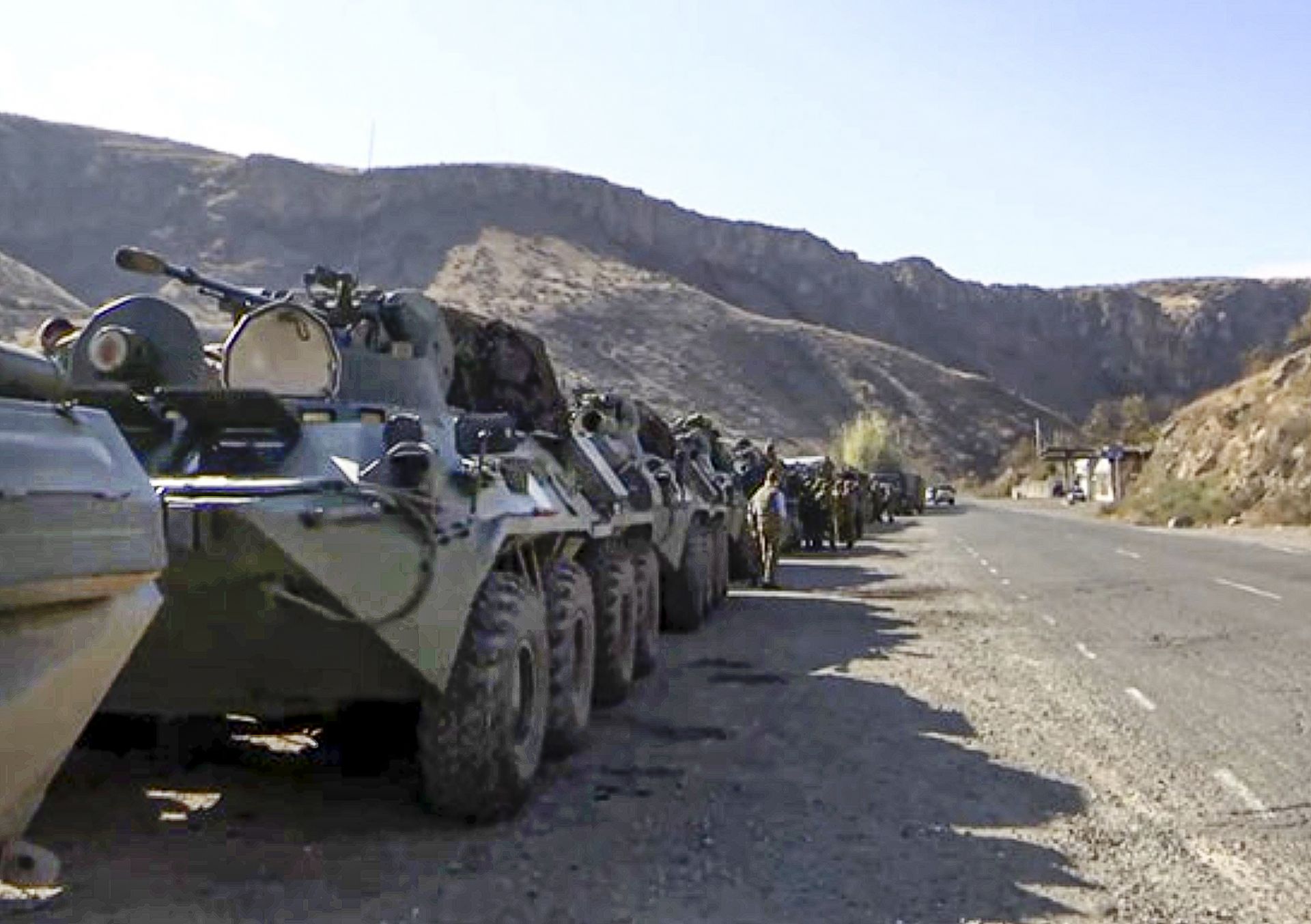 Колона на руската миротворна мисия в Карабах