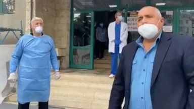 Премиерът Бойко Борисов посети изненадващо пред болницата кмета на Пловдив