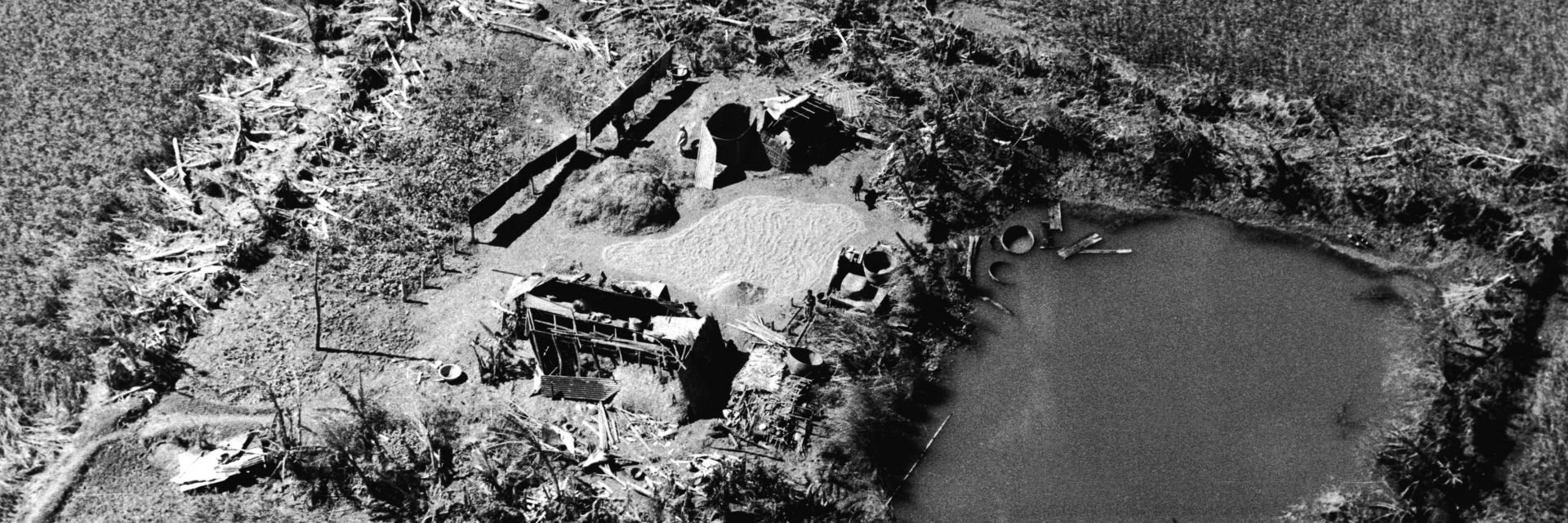 Най-смъртоносният циклон в историята убива половин милион души