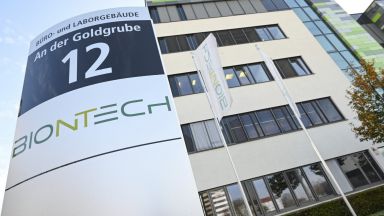 Бионтех работи усилено с партньора си Пфайзер да увеличи производството