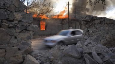 Хиляди етнически арменци бягат от райони в Нагорни Карабах които