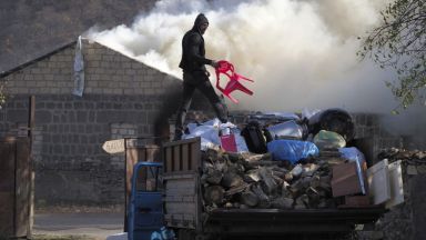  Семейства горят домовете си в Карабах, а пътят на съветските миротворци е посипан с трупове 