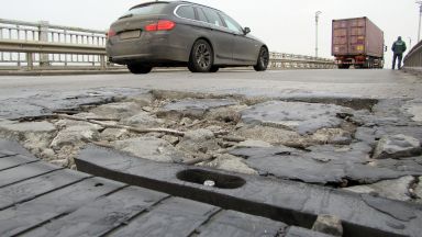 Опасни дупки се появиха в българския участък на Дунав мост
