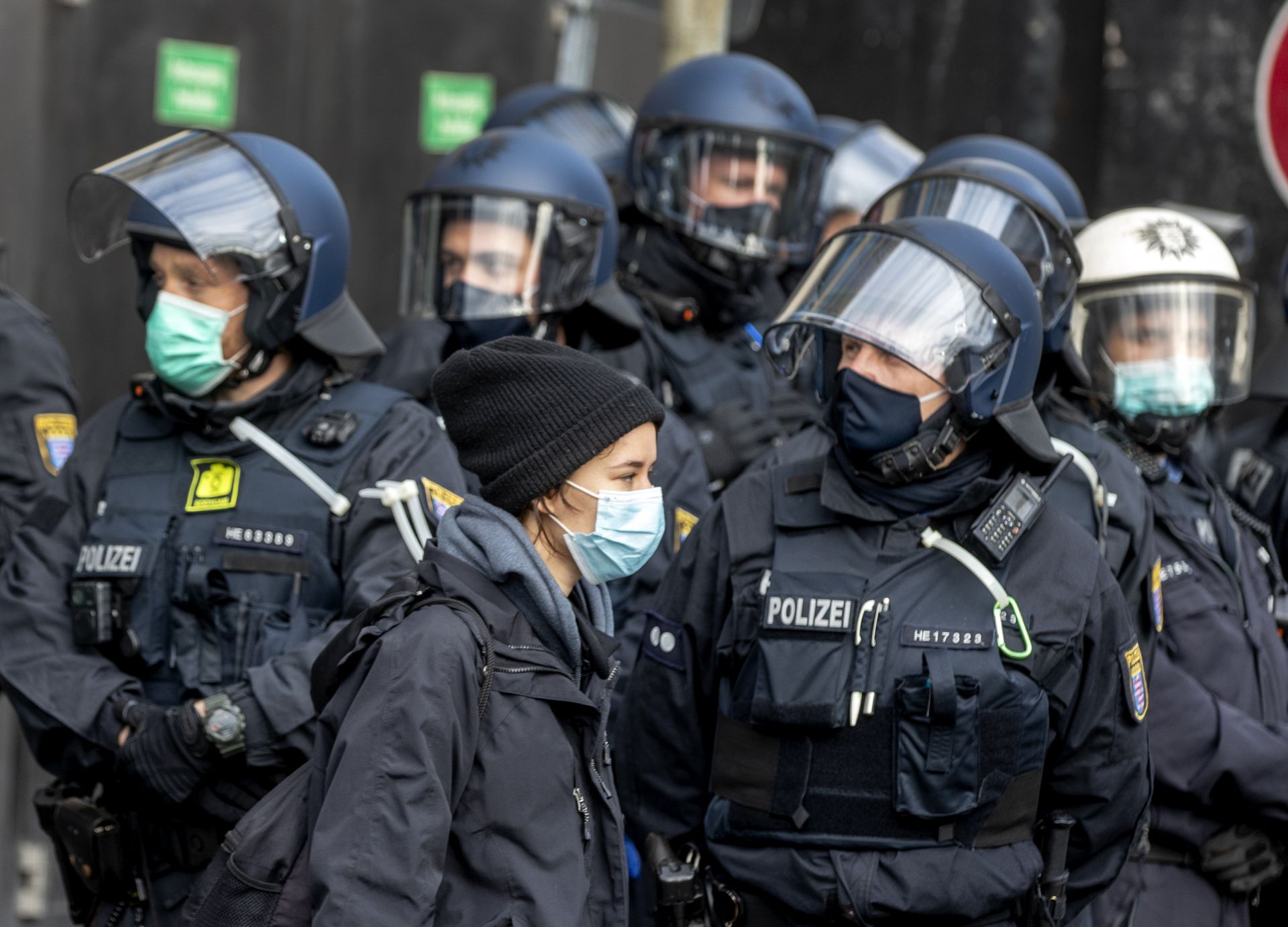 Германски полицаи по време на протестите във Франкфурт