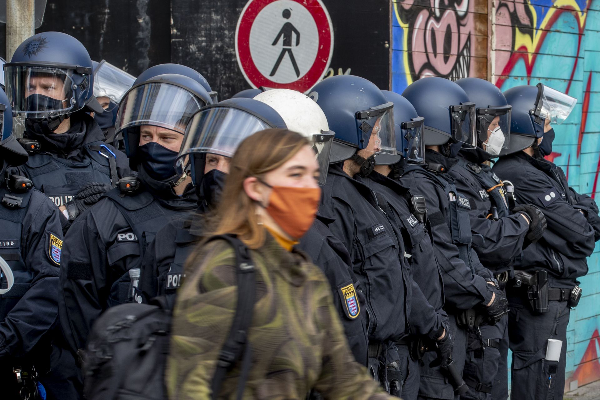 Германски полицаи по време на протестите във Франкфурт