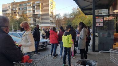 Зелените коридори за пазаруване на пенсионерите се пресякоха с интересите