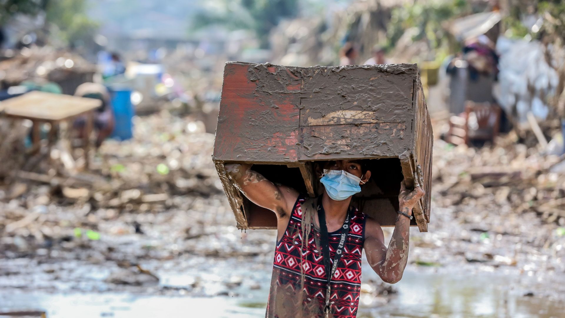Над 50 000 евакуирани във Филипините заради приближаваща буря