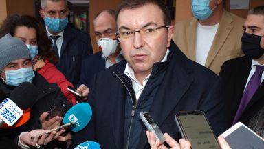 Много е рано да говорим за отваряне на всичко от