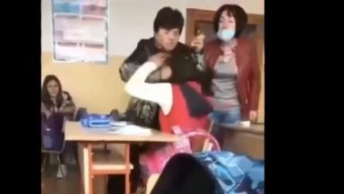 Преподавателка  удря, скубе и обижда ученичка заради повредена врата (видео)