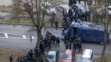 Властите в Беларус претърсиха домовете на десетки журналисти и активисти