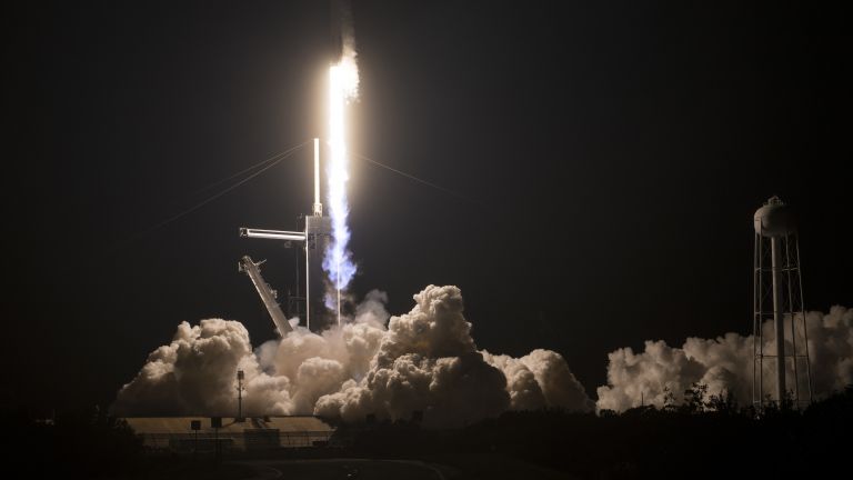 НАСА вече не зависи от Русия: SpaceX изстреля космически си кораб към МКС (видео/снимки)