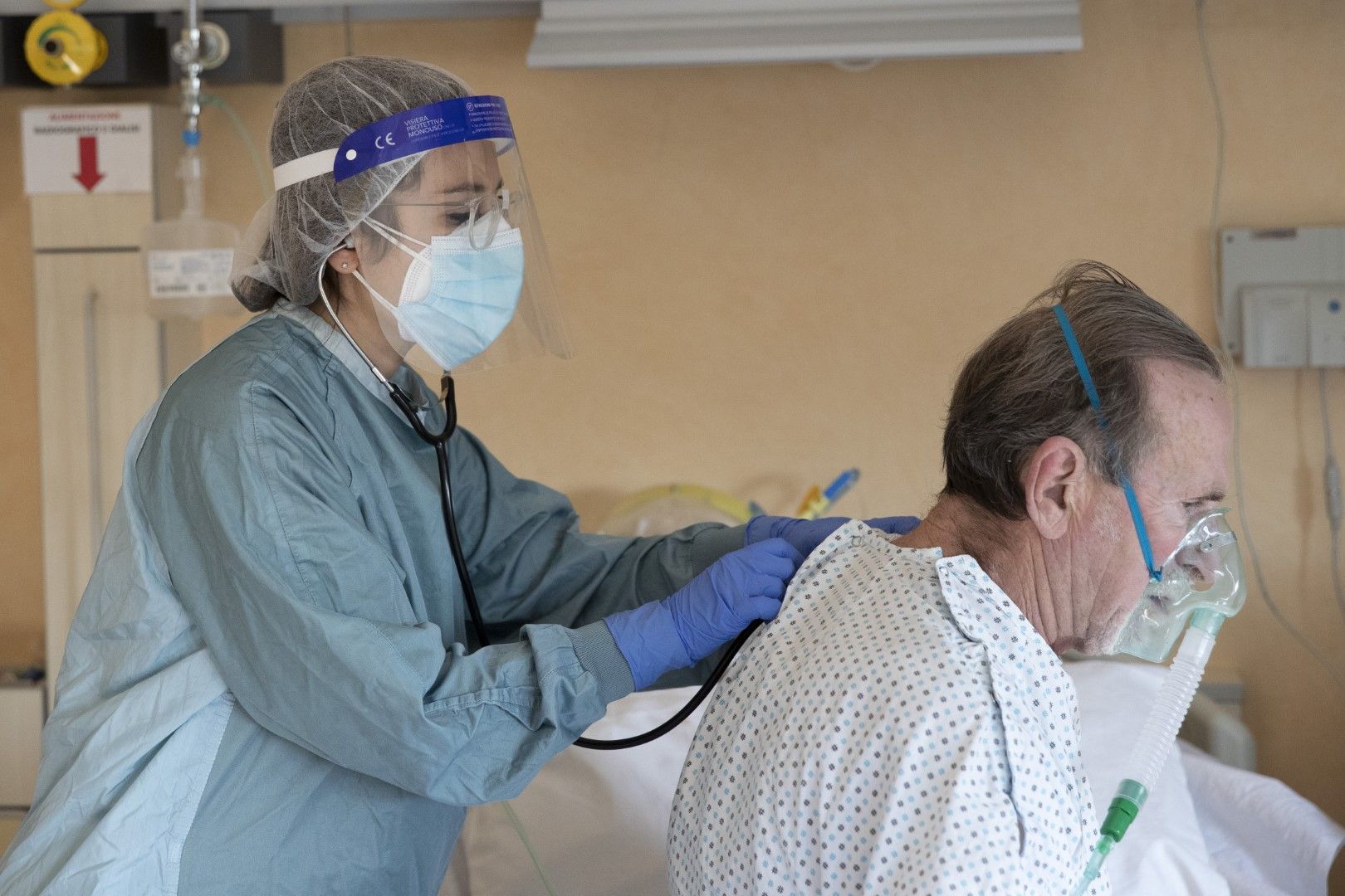 Д-р Елизабета Тети се грижи за 67-годишния Роберто Тортоса, пациент с COVID-19, в интензивното отделение COVID-19 на болницата във Вергата край Рим