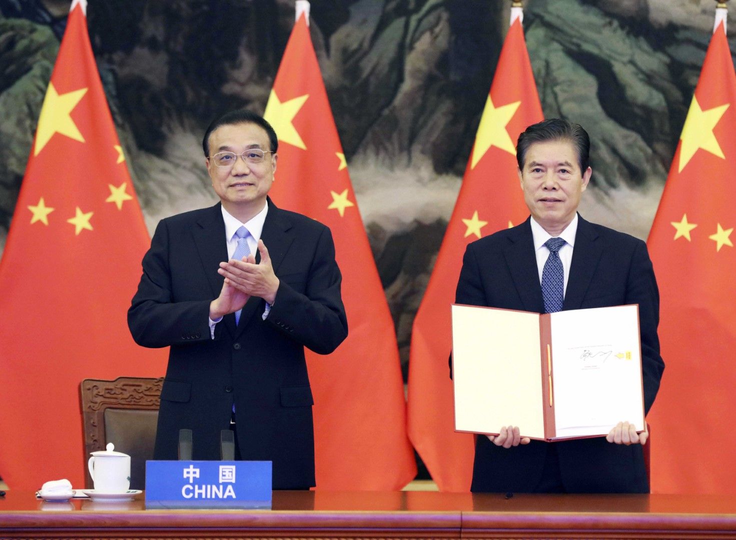 Премиерът на Китай Ли Къцян (вляво) по време на подписването във Виетнам на Регионално всеобхватно икономическо споразумение в Азия