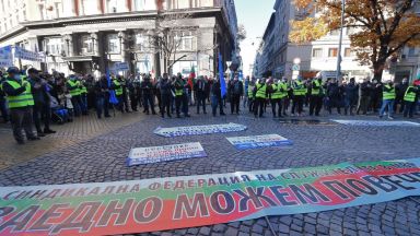 Полицаите подготвят нови протестни демонстрации става ясно от решение на
