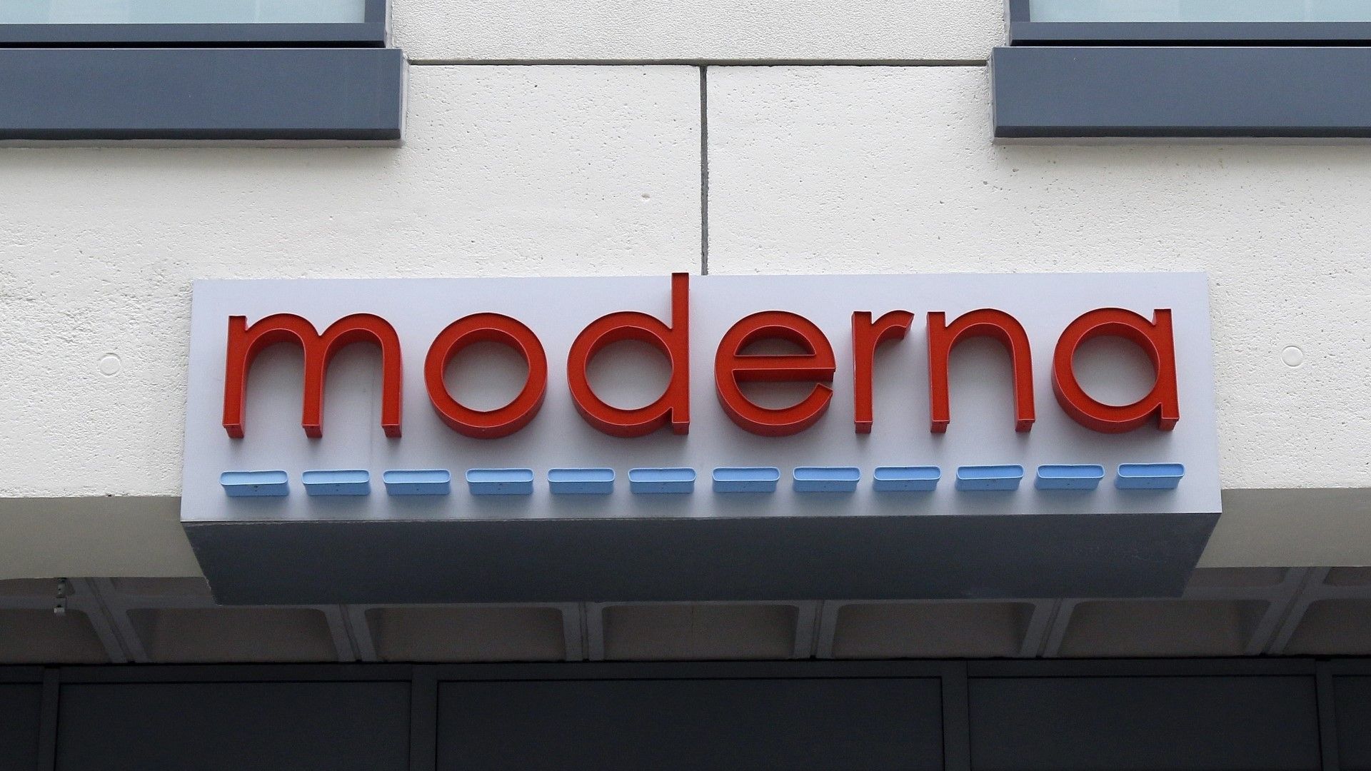 Входът с логото над него на централата на американската компания Модерна в Кембридж, щата Масачузетс. Курсът на нейните акции се увеличи с 300%