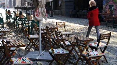 Обществото ни още дава кредит на доверие към мерките за