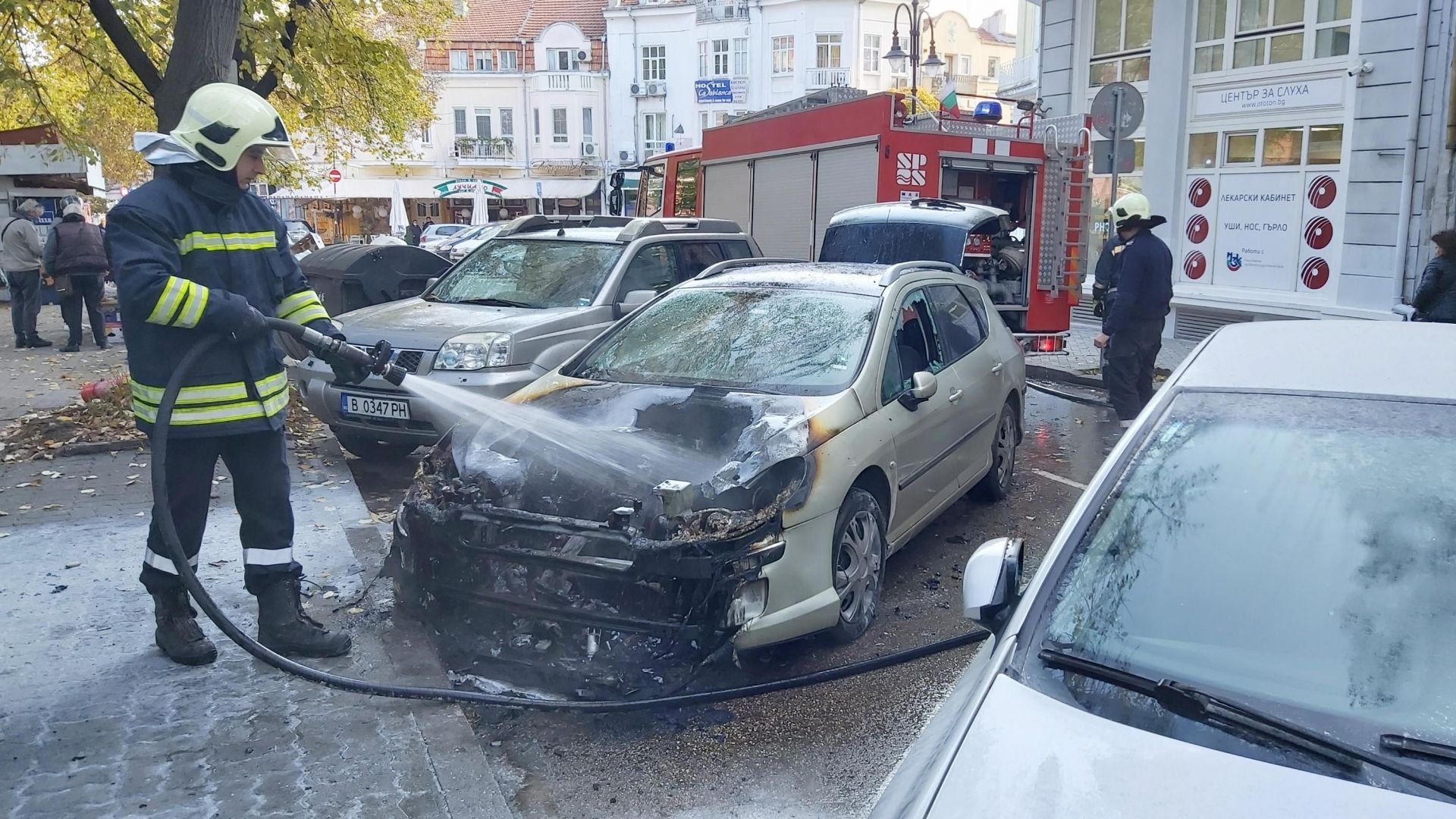 Автомобил се запали в центъра на Варна (снимки)