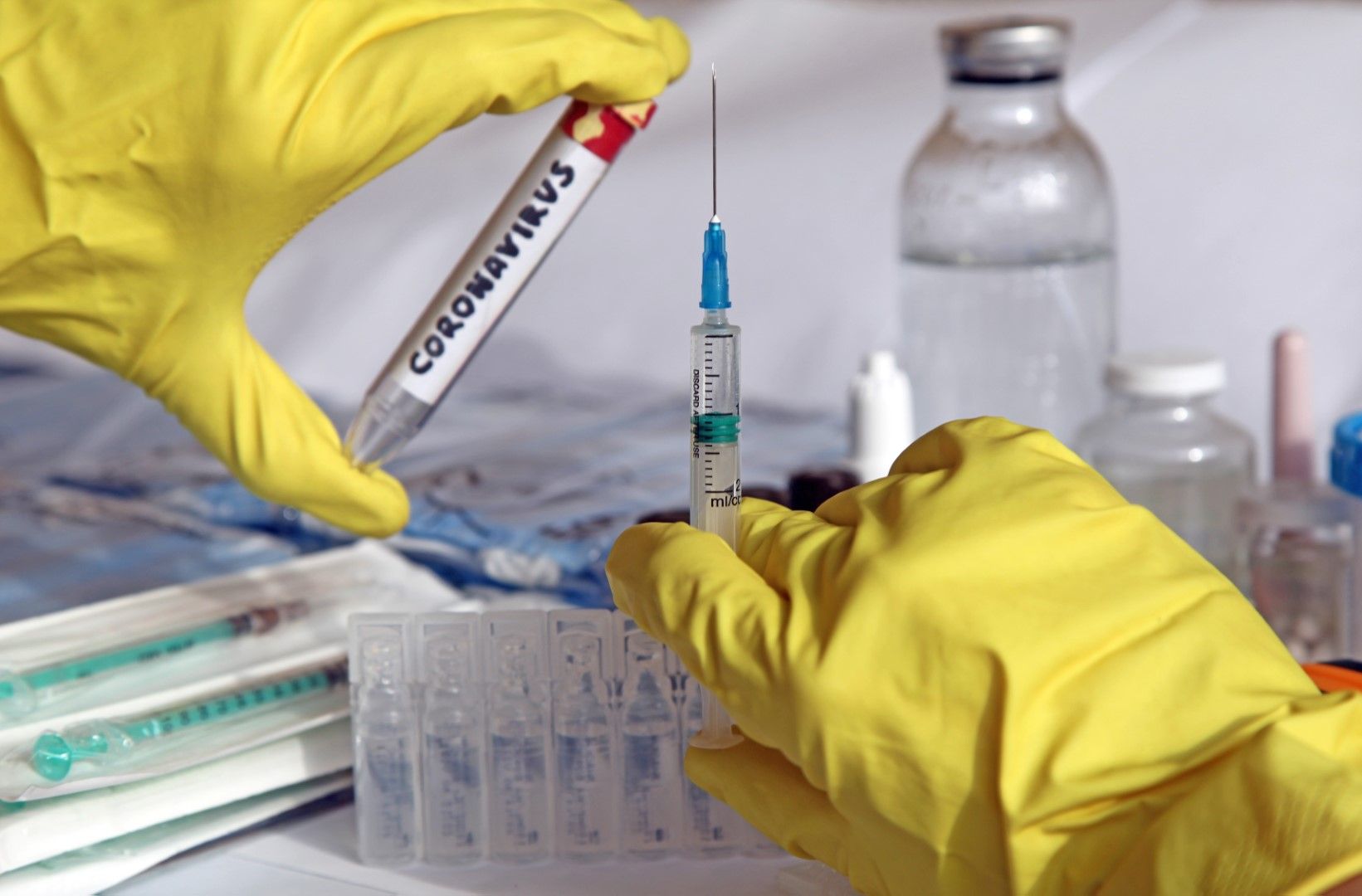 До този момент са регистрирани 44 ваксини във фаза на клинични изпитвания върху хора и над 90 предклинични ваксини са в процес на активно тестване върху животни