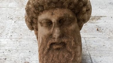 Глава на бог Хермес на 2300 години изникна от канализацията в Атина