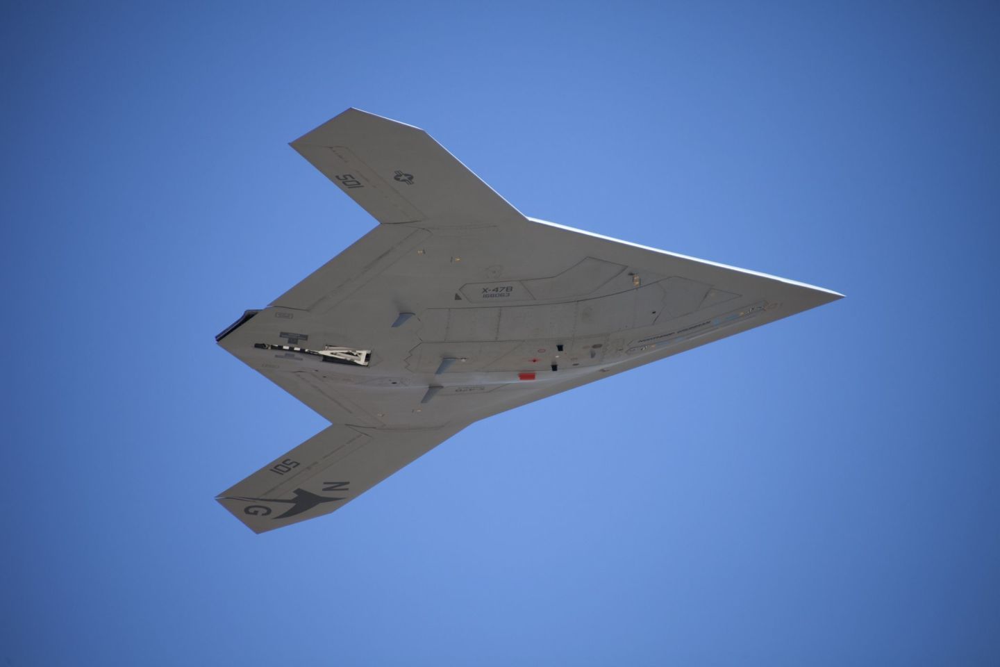 Дронът X-47В