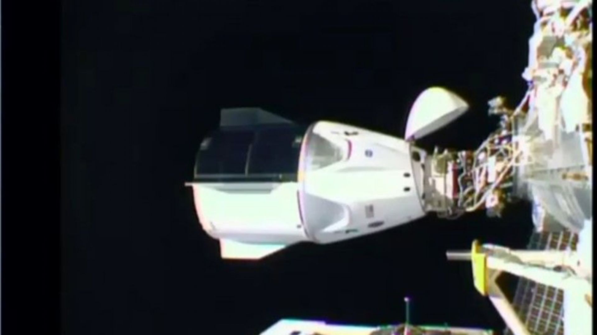 "Дракон" на Спейс Екс с четирима астронавти се скачи с МКС (снимки и видео)