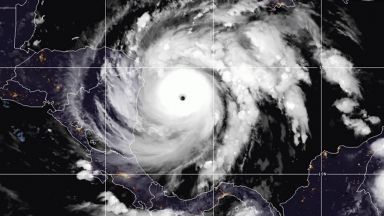 Ураганът Йота удари Никарагуа с максималната си мощ (видео)