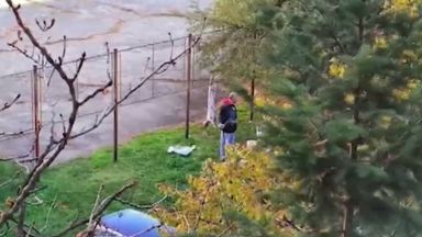 Снимка на прясно заклано агне закачено на оградата на игрище