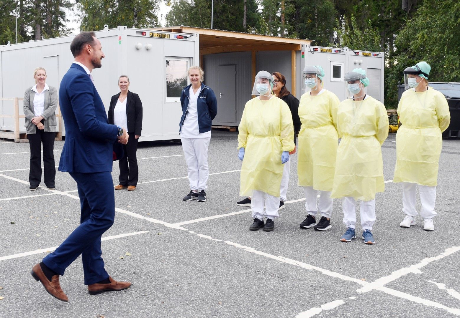 Принцът на Норвегия Хокон Магнус на посещение в център за тестове за коронавирус в Аским на 8 септември 2020 г.