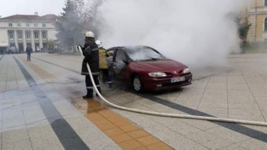  Мъж възпламени автомобила си и се поля с бензин пред oбщината във Враца 