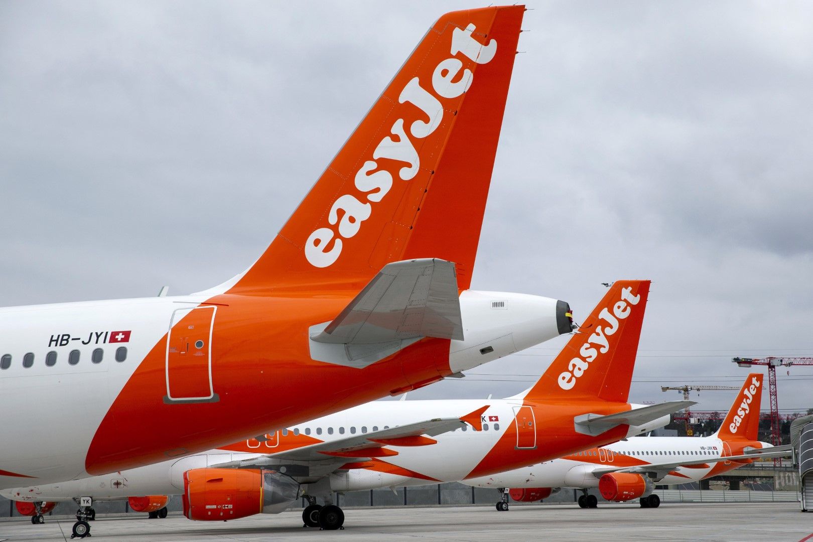 След март много самолети на EasyJet останаха приземени по летищата (като тези на снимката - на летището в Женева на 30 март), много други бяха продадени