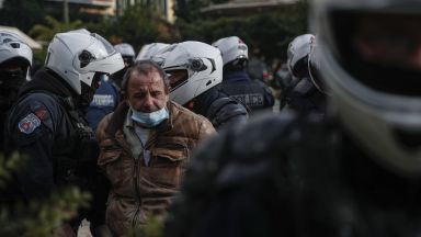 В Гърция сблъсъци с полицията белязаха традиционните възпоменателни шествия по