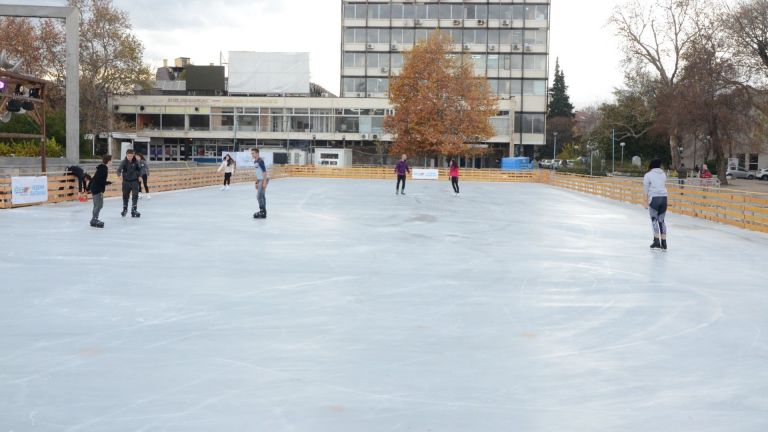 В Пловдив заработи най-голямата ледена пързалка у нас, която се