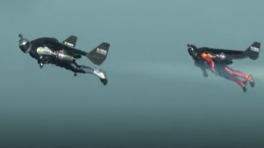 Френският каскадьор Венсан Рефе известен с полетите си с реактивни