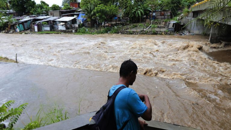 Ураганът Йота е разрушил 80% от жилищния фонд на колумбийския
