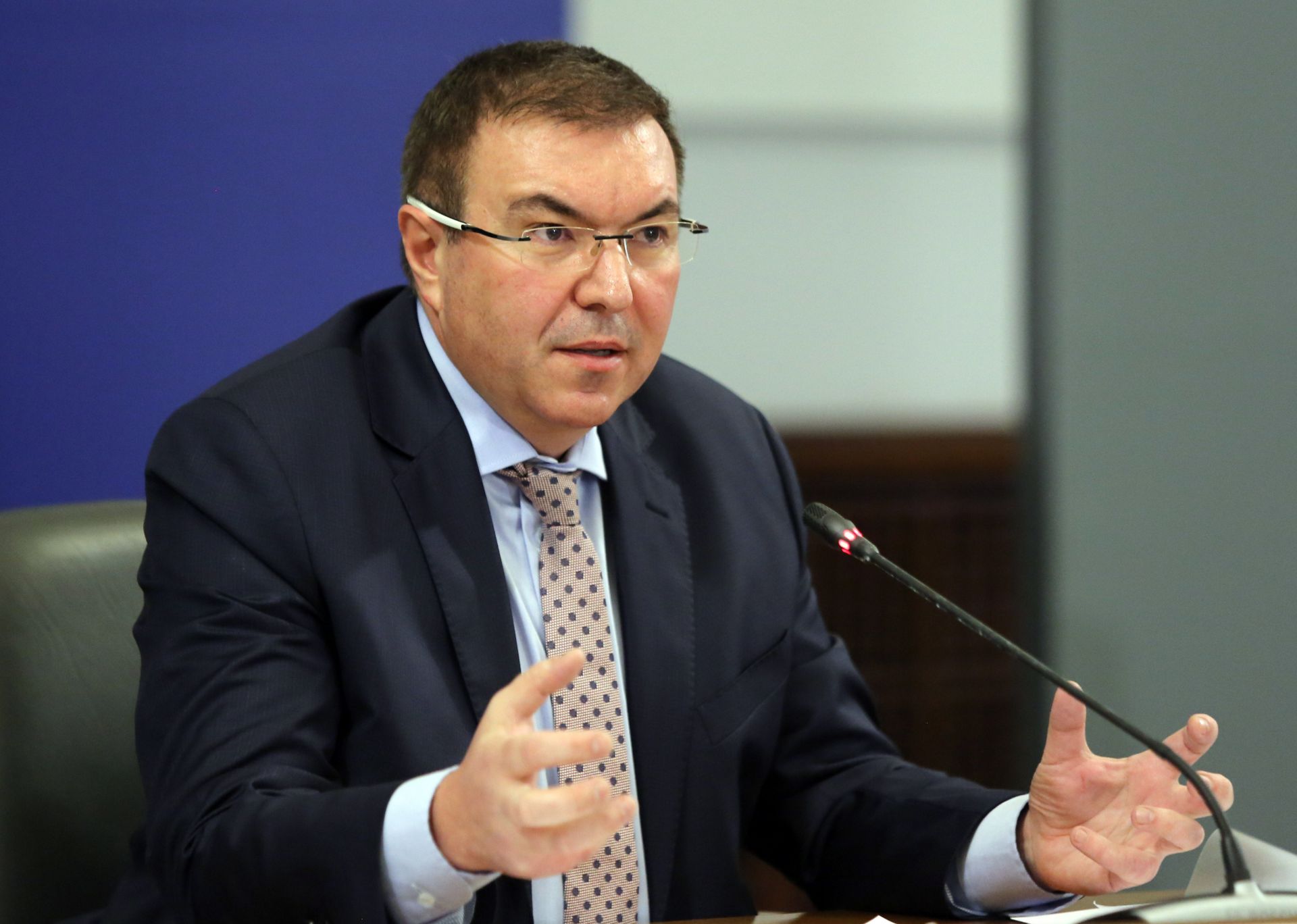 Сега системата трябва да работи под пара и е немислимо да се започне реформа, каза министър д-р Ангелов