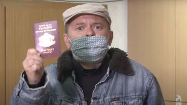 Македонски комици „горят” български паспорт в тв шоу (видео)
