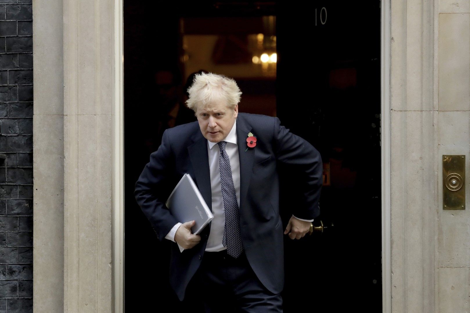 Борис Джонсън забързано напуска Даунинг стрийт 10 в Лондон, снимка от 10 ноември