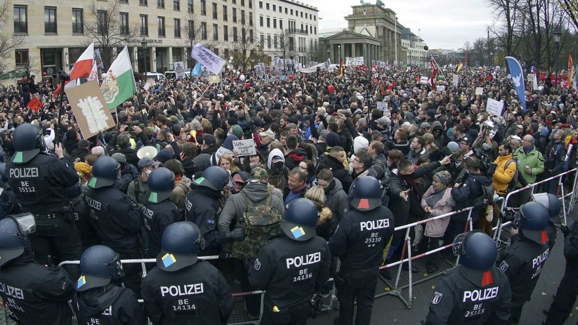 77 полицаи ранени при протеста пред Райхстага и Бранденбургската врата