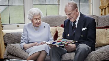 Кралица Елизабет Втора и принц Филип празнуват 73-ата годишнина от сватбата си